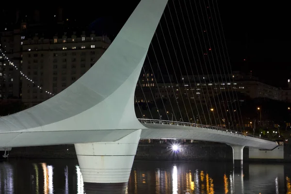 Die Frauenbrücke. buenos aires, Argentinien. Puerto madero bei Nacht — Stockfoto