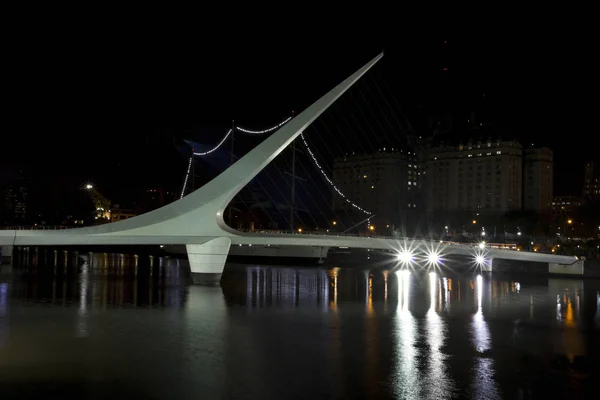 Die Frauenbrücke. buenos aires, Argentinien. Puerto madero bei Nacht — Stockfoto