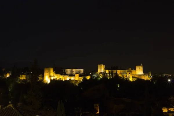 Sihirli Alhambra gece. Granada, Endülüs, İspanya — Stok fotoğraf