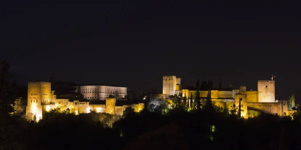 Волшебная Альгамбра ночью. Гранада, Андалусия, Испания — стоковое фото