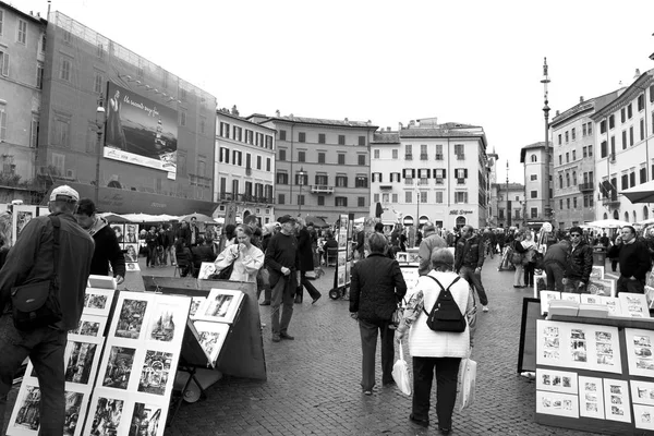 Målare och turister på Piazza Navona — Stockfoto