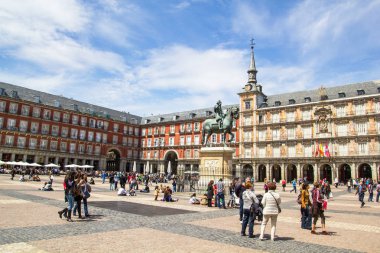 Turistler Plaza Mayor Madrid, İspanya.