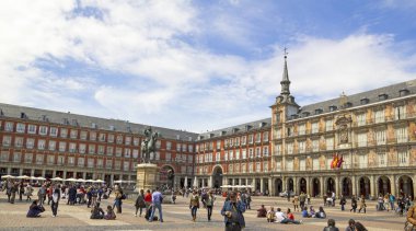 Turistler Plaza Mayor Madrid, İspanya.