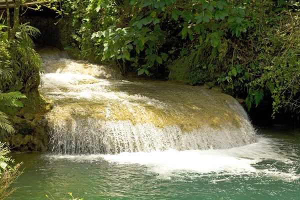 Cascata El Nicho, sulle montagne Scambray. Cuba — Foto Stock