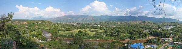 Sumapaz River Valley nära mynningen av floden Magdalena. Colo — Stockfoto