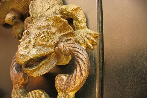 Dragão em forma de batedor de metal. Porta de estilo colonial espanhol. Cartag — Fotografia de Stock