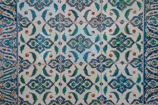 古代手工制作土耳其-奥斯曼瓷砖。伊斯坦布尔，土耳其 — 图库照片