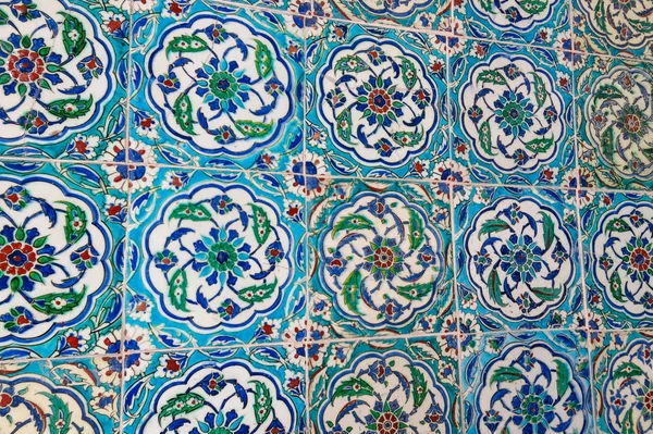 Antigua mano hecha en turco azulejos otomanos. Estambul, Turquía — Foto de Stock
