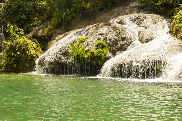 Cachoeira El Nicho, nas montanhas Scambray. Cuba — Fotografia de Stock