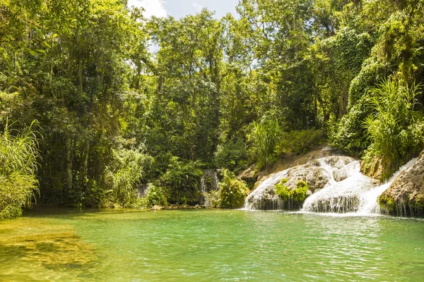 El Nicho vattenfall, i Scambray-bergen. Kuba — Stockfoto