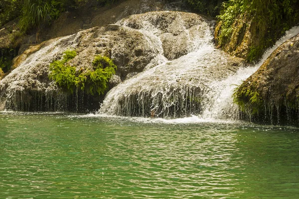 Cachoeira El Nicho, nas montanhas Scambray. Cuba — Fotografia de Stock
