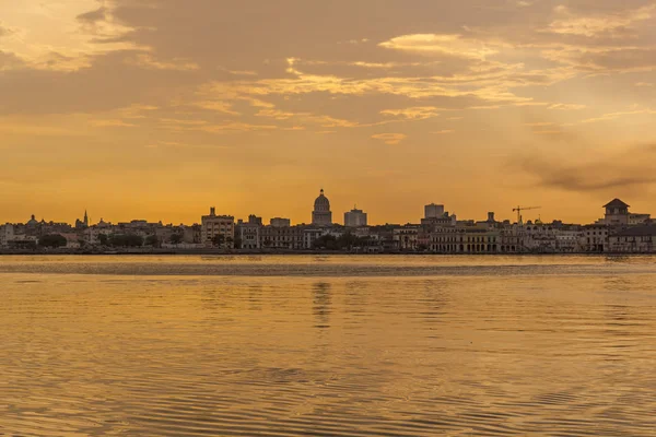 Pôr do sol e horizonte da cidade de Havana. Cuba — Fotografia de Stock