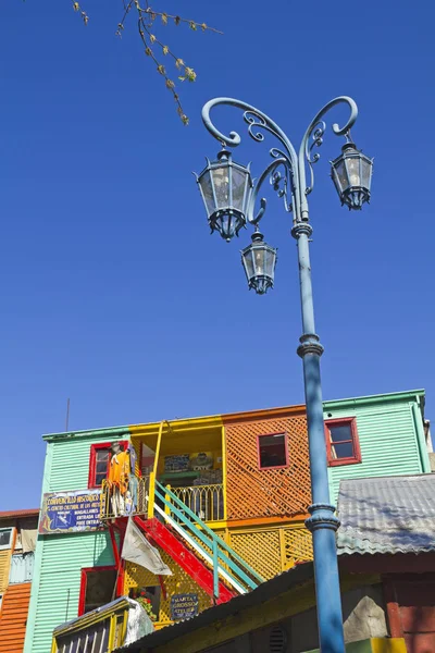 Straßenlaterne mit den bunten Häusern in caminito in la boca dist — Stockfoto
