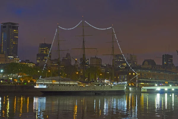 Ship by night in Buenos Aires. Dusk in Puerto Madero neighborgho — Stock Photo, Image