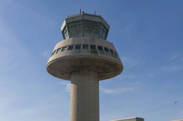 Kontrollturm am Flughafen Barcelona, Katalonien, Spanien. — Stockfoto