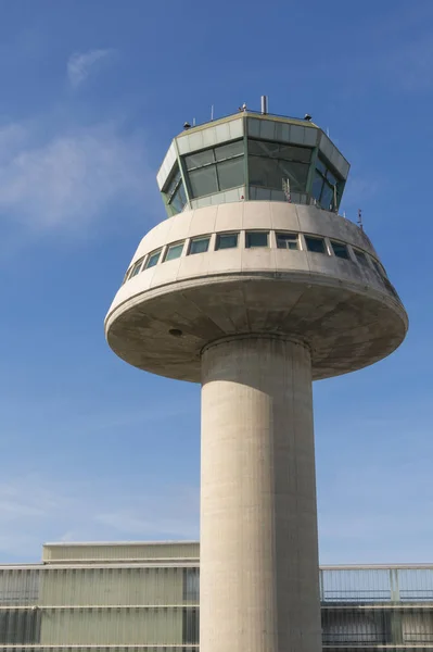 Verkeerstoren in de luchthaven van Barcelona, Catalonië, Spanje. — Stockfoto