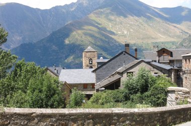 Durro, tipik taş köy Katalanca Pyrenees içinde. Bohi Vadisi