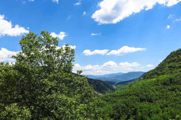 Katalanca Pyrenees panoramik öğlen. İspanya — Stok fotoğraf