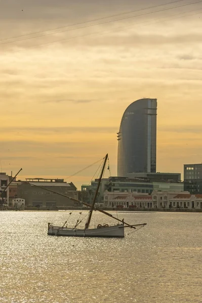 Sunrise at the port of Barcelona, at the end of the Ramblas. Bar — Stock Photo, Image