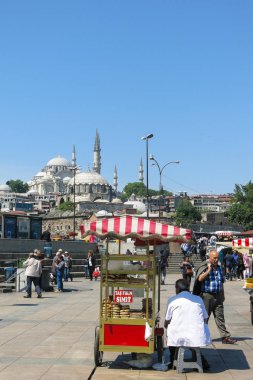 Bir satıcı simits Istanbul, Türkiye'de bir sokakta satıyor