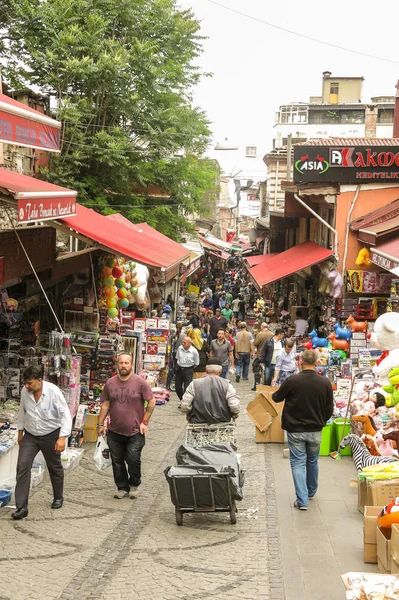 Exterior Grande Bazar em Istambul com pessoas não identificadas, Turco — Fotografia de Stock