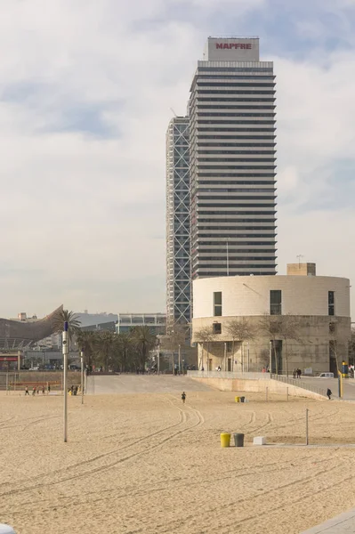 Las torres gemelas, situadas entre la playa de la Barceloneta y —  Fotos de Stock