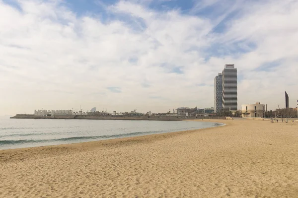 De tvillingar torn, beläget mellan stranden Barceloneta och t — Stockfoto