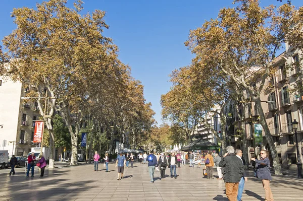 La Rambla utca. A leg--bb népszerű street, Barcelona, Spanyolország — Stock Fotó