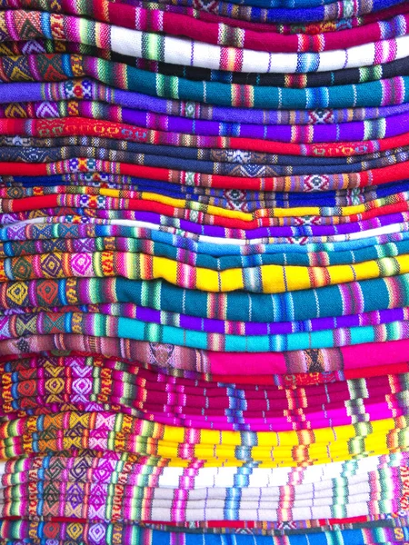 Andine decken auf einem markt, la paz, bolivien. — Stockfoto