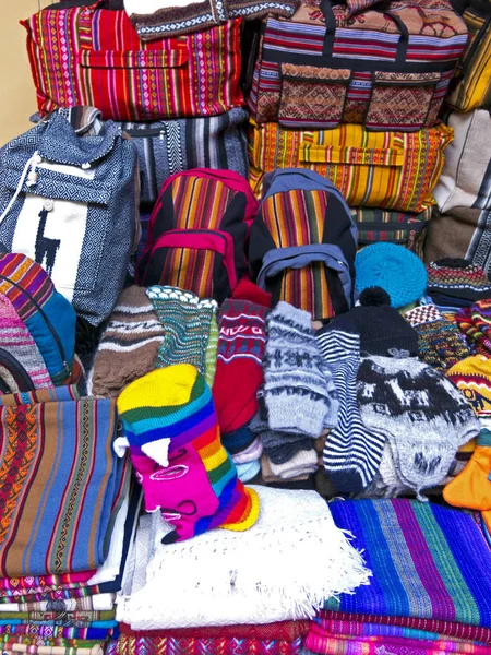 Traditionelle Souvenirs auf dem Markt in La Paz, Bolivien. — Stockfoto