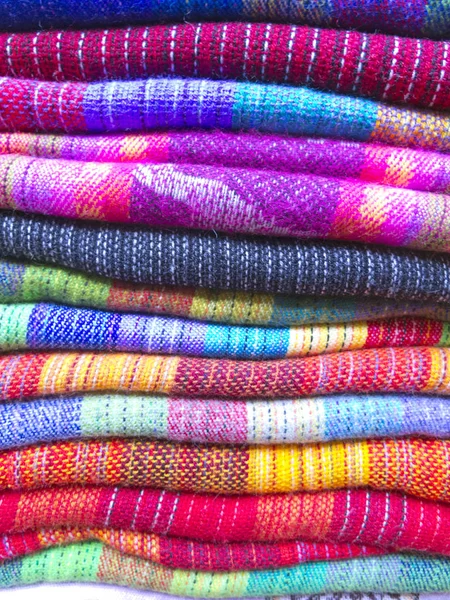 在市场上，拉巴斯，玻利维亚的安第斯毛毯. — 图库照片