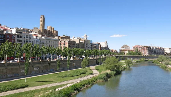A Segre folyó Lleida városa, Katalónia, Spanyolország. — Stock Fotó