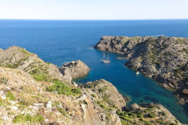 Fransa ve İspanya arasında Akdeniz'de yelkenli gemi. Cap de Creus, catalonia, İspanya.