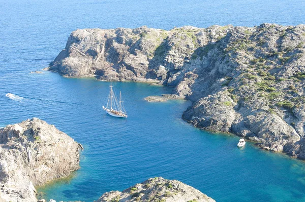 Velero en el mar Mediterráneo entre Francia y España. Cap de Creus, Cataluña, España . —  Fotos de Stock