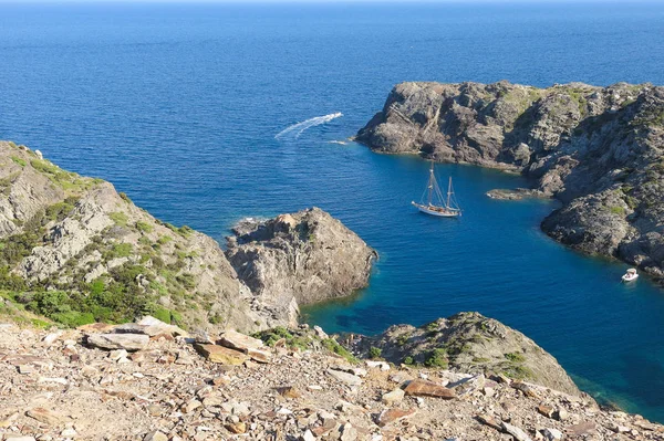 Парусник в Средиземном море между Францией и Испанией. Кап-де-Креус, Каталония, Испания . — стоковое фото