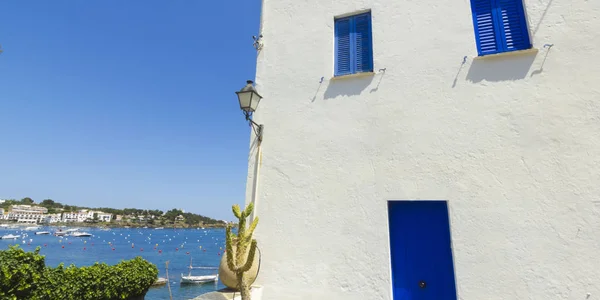 Casa blanca, típica del Mediterráneo en Cadaques. Costa Brava, Cataluña, España — Foto de Stock