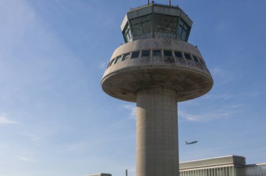 Kontrol kulesi Barcelona havaalanında yanında Sp bir uçak uçar