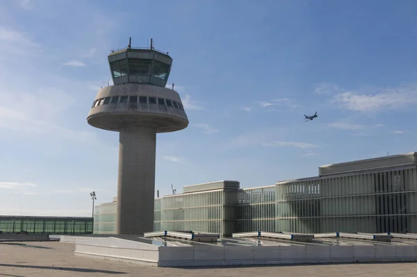 Самолет летит рядом с диспетчерской башней аэропорта Барселоны, Sp — стоковое фото