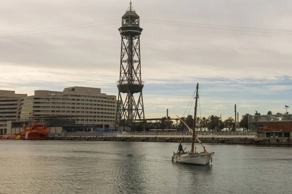 Zonsopgang op de haven van Barcelona, aan het einde van de Ramblas. Bar — Stockfoto