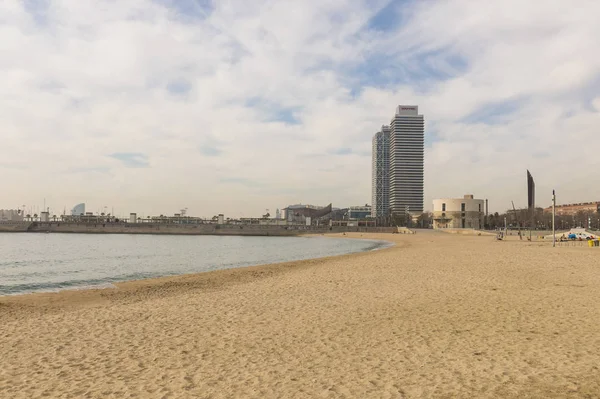 Dvojčata věží, ležící mezi pláže Barceloneta a t — Stock fotografie