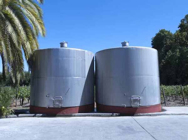 Alcune vasche di fermentazione metallica del vino. Valle di Maule, Cile — Foto Stock