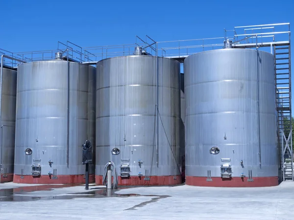 Biraz şarap metalik fermantasyon tankları. Maule Vadisi, Şili — Stok fotoğraf