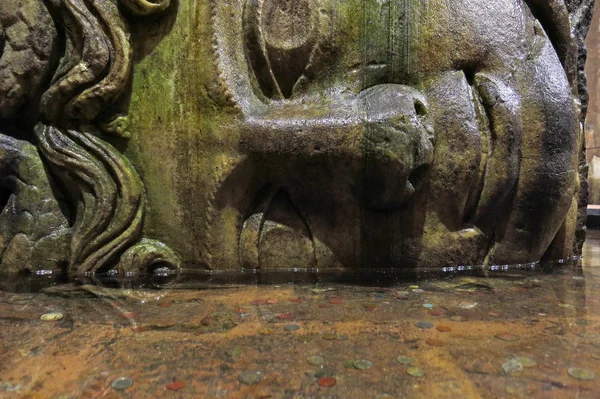 Głowa Meduzy w Cisterna bazyliki w Istanbul, Turcja. — Zdjęcie stockowe