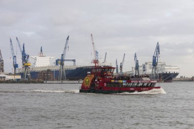 Hamburg, Almanya Elbe Nehri üzerinde tekne turist ile gider