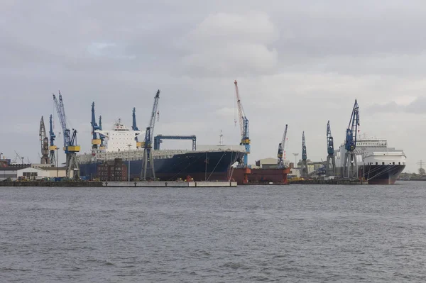 Güterverkehr in Hamburg. es ist die zentrale Drehscheibe für den Handel mit Europa — Stockfoto