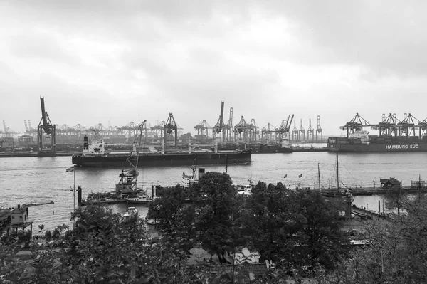 Día nublado en Hamburgo. Tráfico de carga en Hamburgo. Es la central. — Foto de Stock