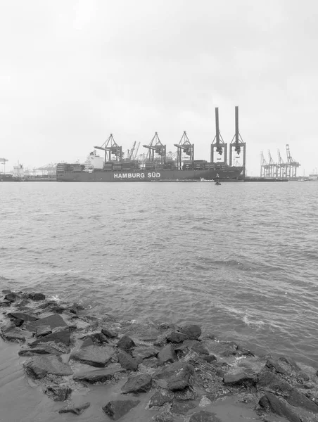 ハンブルクで霧の日。ハンブルクの貨物交通。中心となっています — ストック写真