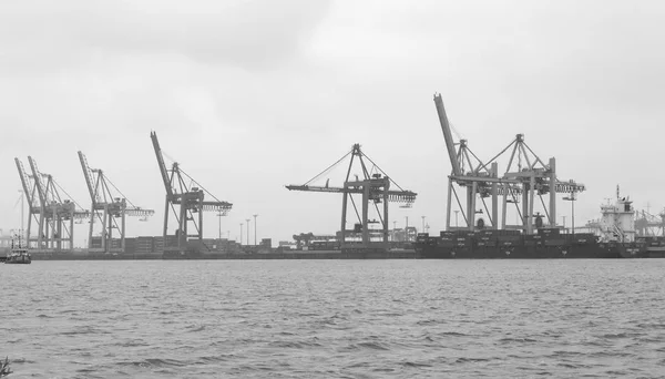 Día nublado en Hamburgo. Tráfico de carga en Hamburgo. Es la central. —  Fotos de Stock