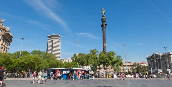 Staty av Christopher Columbus pekar Amerika med touristst. — Stockfoto