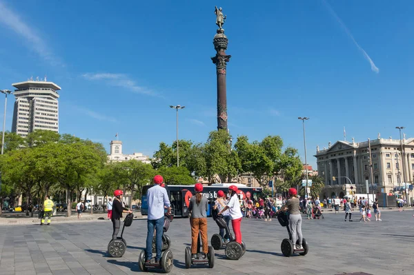Staty av Christopher Columbus pekar Amerika, touristst trave — Stockfoto